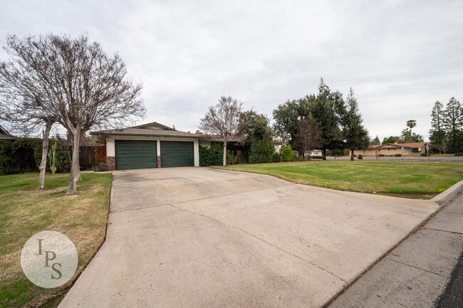 Photo - Fig Garden area Large Home, 4BR/3BA, Pool - Lots of Amenities!