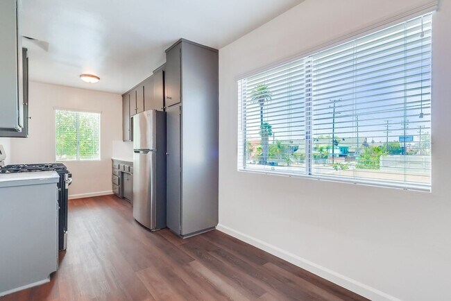 Photo - Classic Courtyard Building on Venice Blvd ...