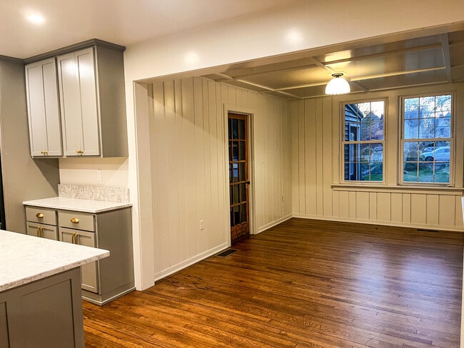 Comida - 122 S Main St