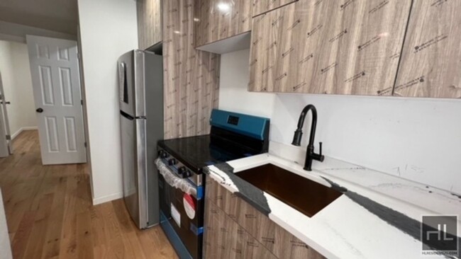 Building Photo - VERY BRIGHT AND COZY 4 BEDROOMS/2 FULL BAT... Rental