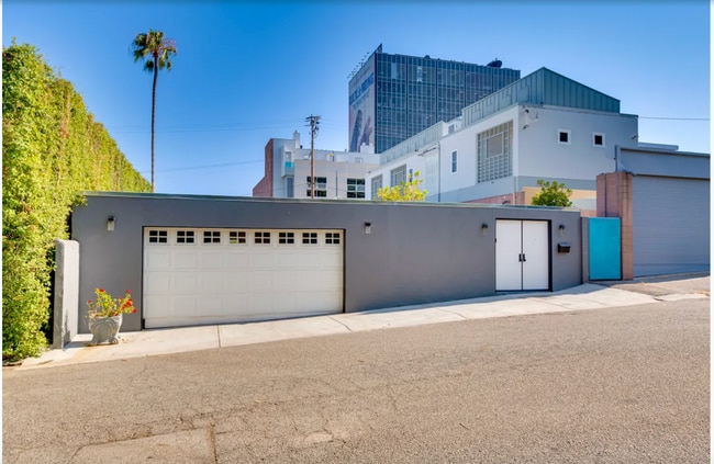 Front door/garage - 8966 Shoreham Dr Unit Luxe Feel-Poolside Apt