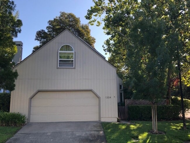 Building Photo - 1304 Foothill Dr Rental