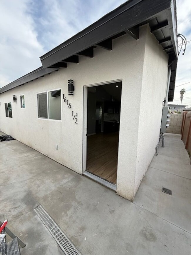 Building Photo - 1616 E Harding St Unit #A