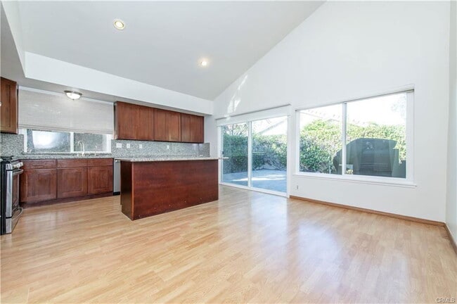 Photo - 3481 Eboe St