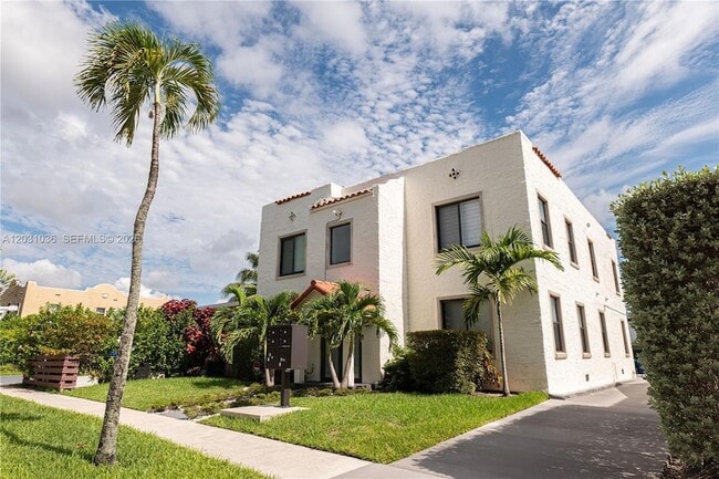 Building Photo - 1721 SW 13th St Unit 4