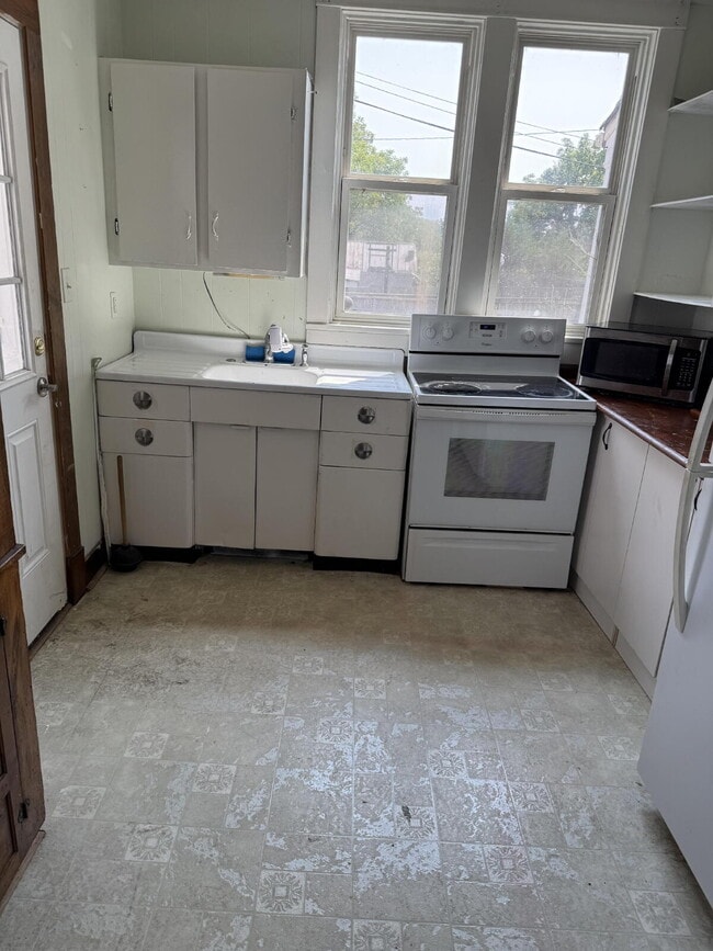 "Charming 3-Bed Duplex with Gleaming Hardwood Floors in Brunswick, MD!"