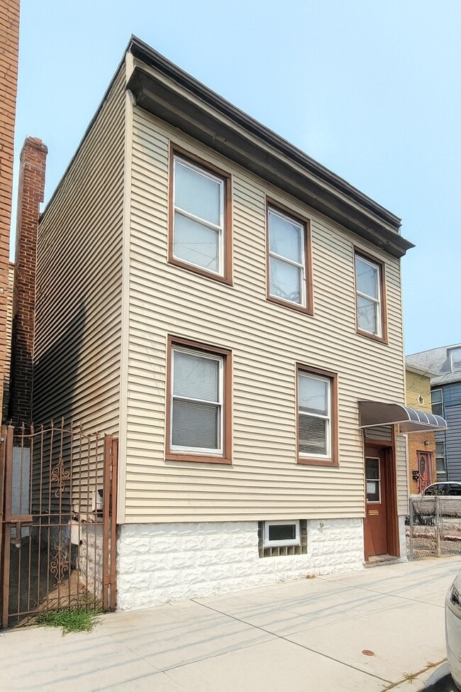 Building Photo - 122 Cross St Unit 1 Rental