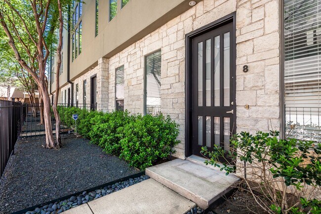 Spacious 3-Story Townhouse With Rooftop Deck Near Downtown - Spacious 3-Story Townhouse With Rooftop Deck Near Downtown