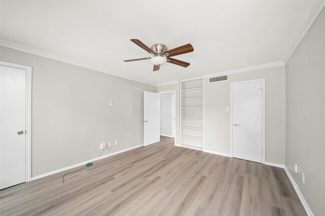 Building Photo - 1601 S Shepherd Dr Unit 20