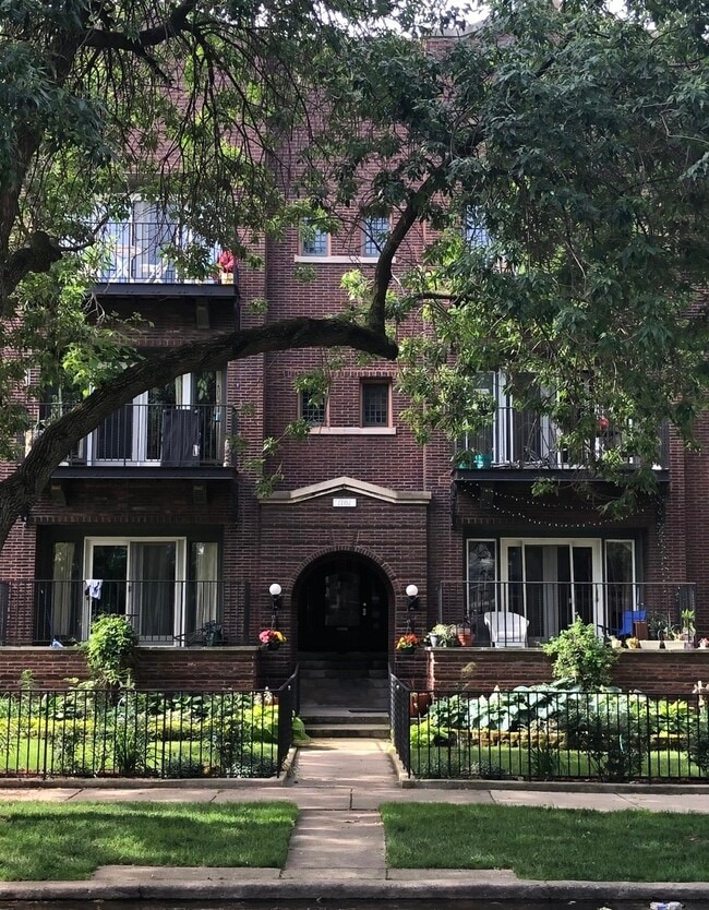 Building Photo - 1101 W Pratt Blvd Unit 3E