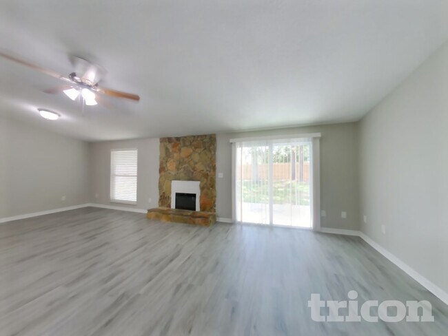 Photo - 3183 Bee St E