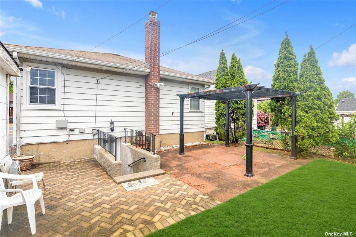 66 Francis Ct House House Rental in Elmont, NY