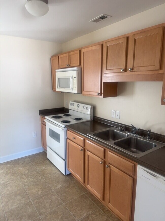 Photo - Adorable 2 Bedroom, 2 Bath Townhome-643 Fo... Unidad 17