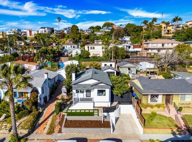 Building Photo - Perfect Point Loma Home! adorable 2 bed, 2 bath home with spacious yard! Don't miss out!!