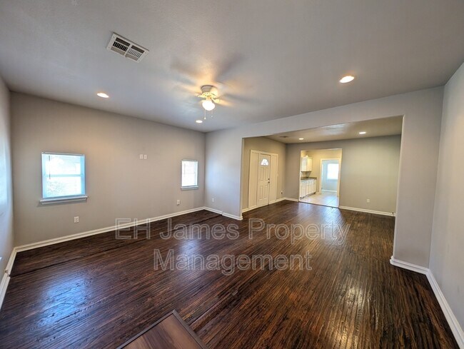 Photo - 2235 E 10th St