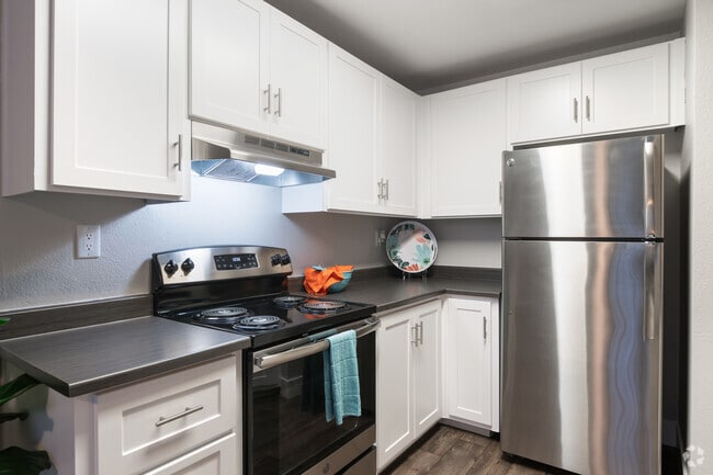 1BR, 1BA - 617SF
