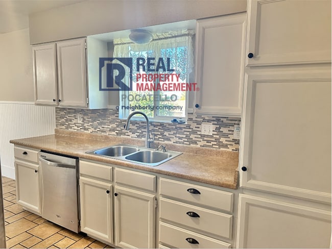 Photo - 4 Bedroom 2 Bath - 2 Car Garage House - Do...