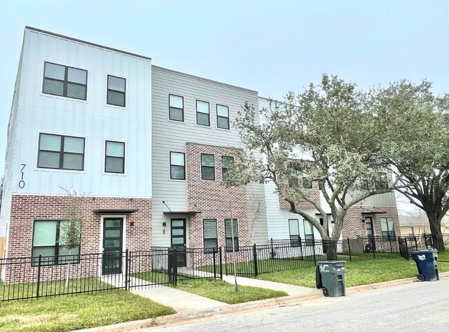 Photo - 710 Vassar Ct