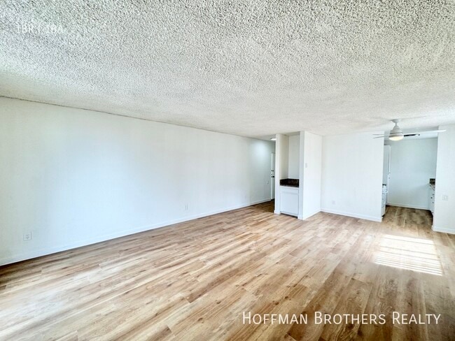 Photo - 1000 N Doheny Dr Unit 106