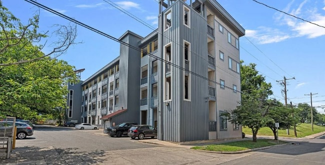 Photo - 532 W 10th St