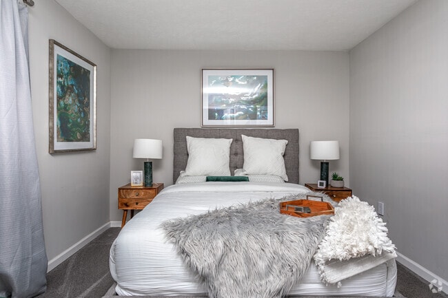 2BR, 2BA - 990 SF