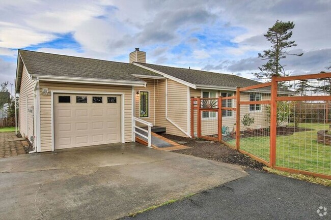 Building Photo - Lovely Home Located Off West Beach with View!