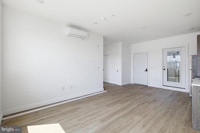 Building Photo - 613 Brooklyn St Unit 4