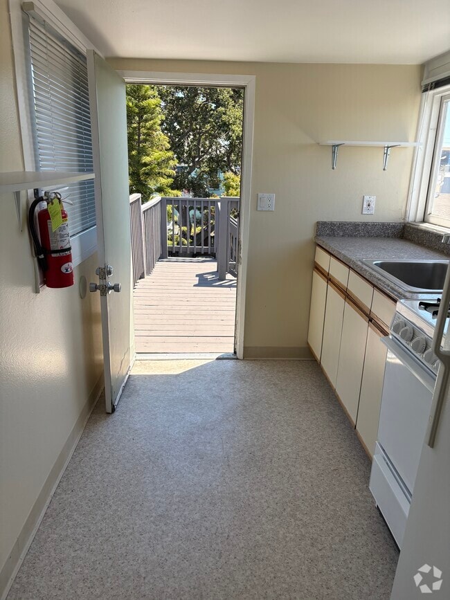 Building Photo - 706 Buena Vista Ave Unit B Rental