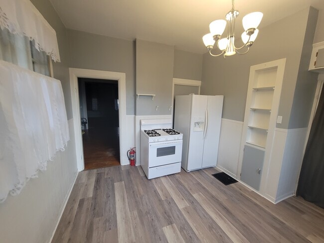 523 Rhomberg Ave Unit 1 - Downstairs