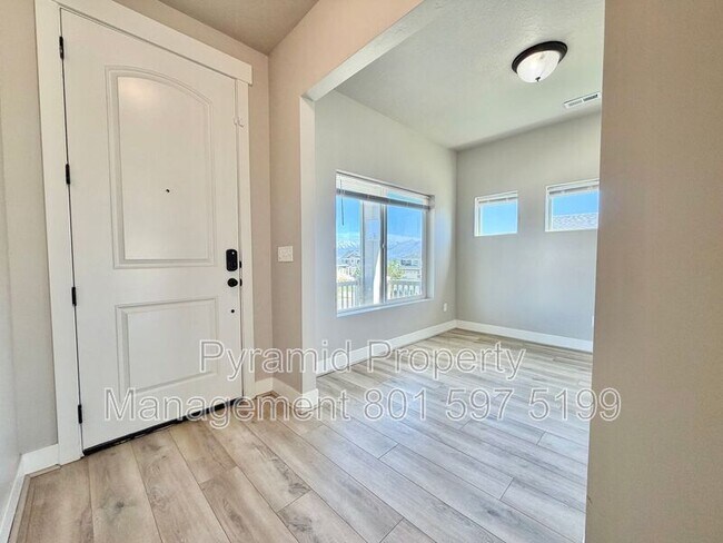 Photo - 673 W Beth Cir