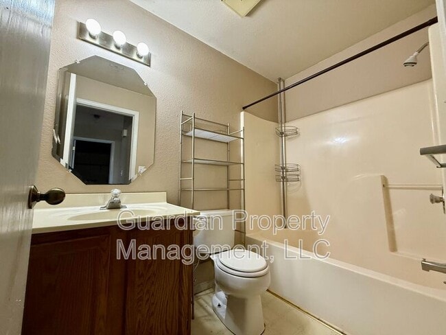 Photo - 515 W 11th St