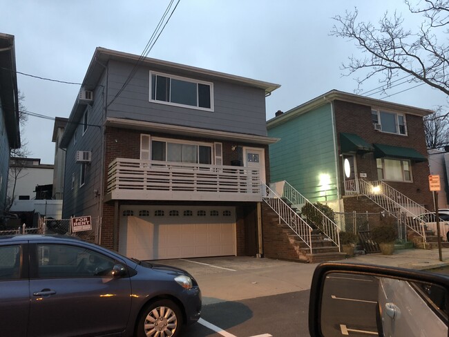 Building Photo - 4304 Meadowview Ave Unit 1st Fl