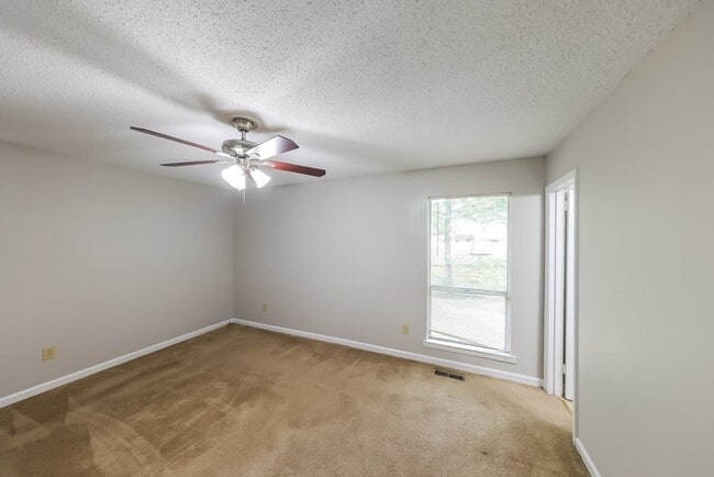 Photo - Gorgeous 4 Bedroom with Spacious Backyard