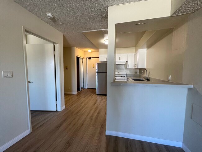 Kitchen - 504 Normandie Ave Unit #204