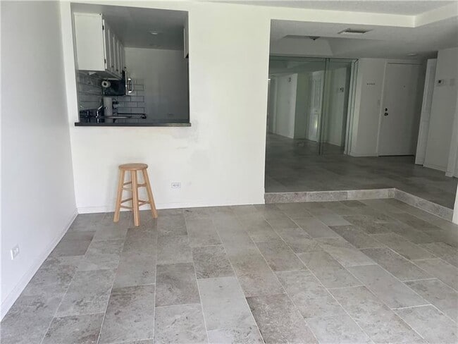 Building Photo - 3670 Inverrary Dr Unit 1D