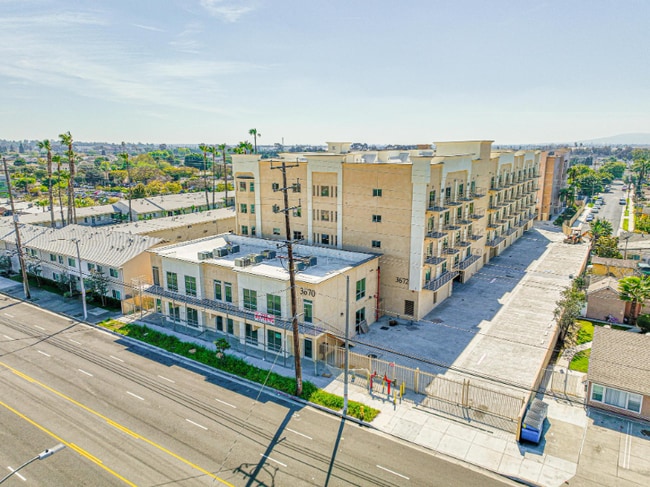 Building Photo - 3674 W Imperial Hwy Unit 405 Rental