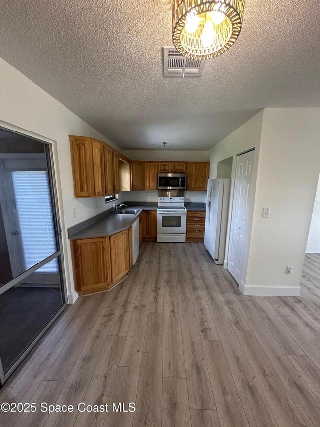 Photo - 790 Badger Dr NE