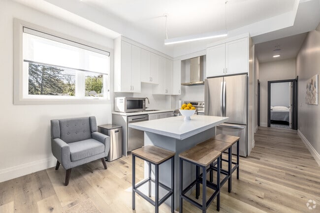 6BR, 3BA - 1,800SF - Kitchen/Living Room