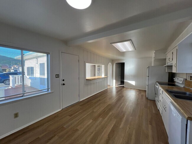 Photo - 486 Trinidad St