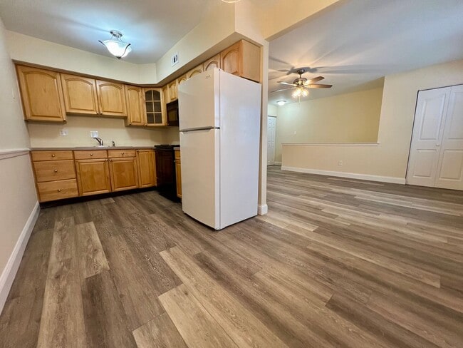 Building Photo - Stunning 2nd Floor Apartment in Telford! Parking Spot Included! Unit 247