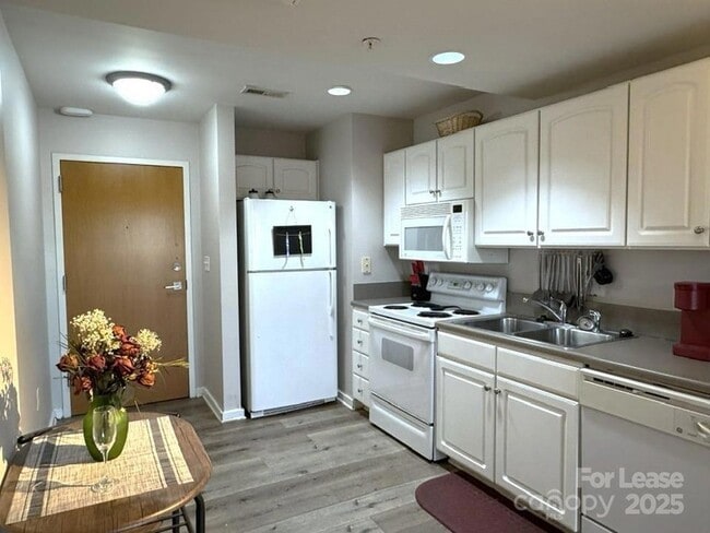 Photo - 715 N Church St Unidad 414