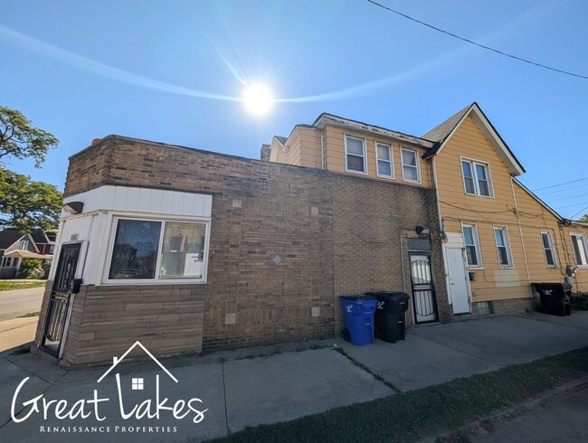 Building Photo - 1563 Waterman St Unit B