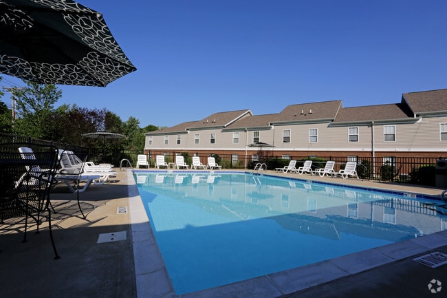 Pool - Falcon Crest Apartments