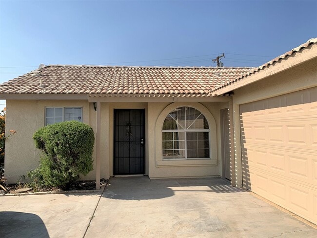 Building Photo - Clean 3 Bedroom 2 Bath