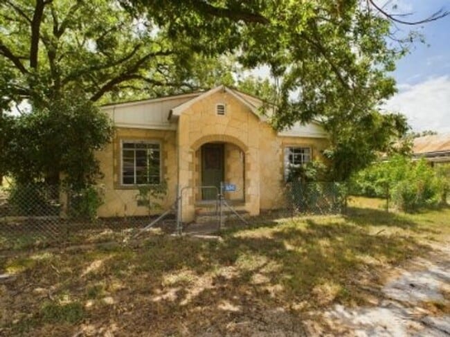 Building Photo - Cozy three bedroom in Hye Texas