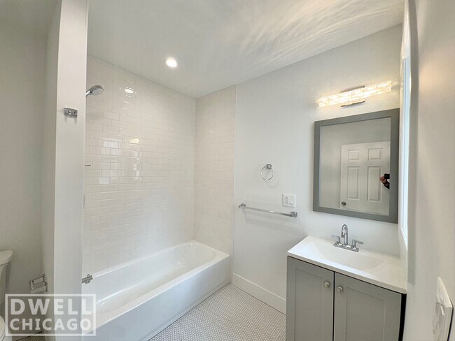 Photo - 1546 W Walton St Unit 1R
