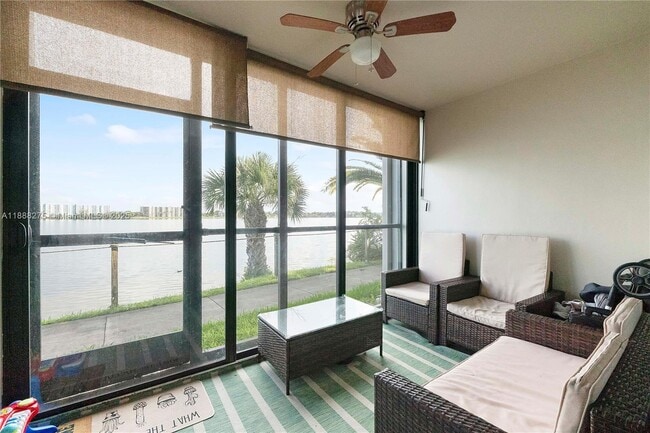 Building Photo - 116 Lake Emerald Dr Unit 102