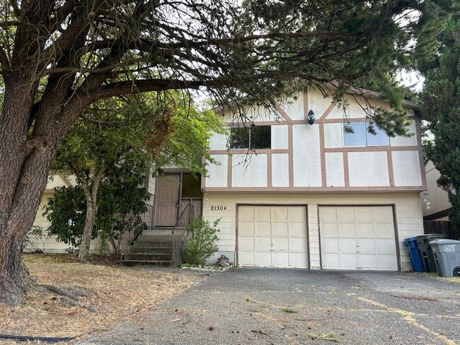 Renovated 3 Bed, 2.5 bath home w/2-car gar... - Renovated 3 Bed, 2.5 bath home w/2-car gar...
