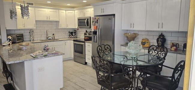 Kitchen on right of entrance - 1042 Wolverton C Unidad Century village condo