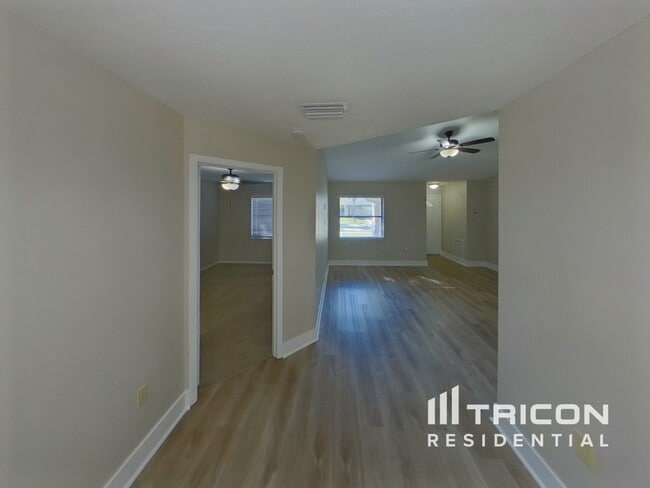 Photo - 1074 Deer Hollow Way